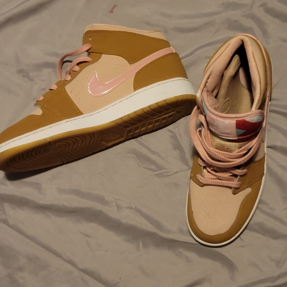 Retro Lola Bunny 1s... Only tried on once, never worn